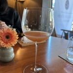 レストラン ナズ - ペアリング③苺　ラクト発酵させたホエイ　杏仁
      苺の香りから円やかな甘味と酸味、余韻が長く続く。