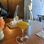 レストラン ナズ - ペアリング⑤パイナップル　白樺の葉　ターメリック
      トロピカルな香りと甘味。その香りと白樺・ターメリックが合わさり牧草のような香りが合わさる。
      そしてお料理の酸味の余韻と合わせると香りが引き立つ！