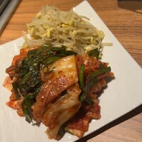 中目黒焼肉 登牛門 - お代わり自由のキムチともやしナムル