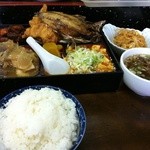 上海菜 - 日替わりランチ￥700　おかず数種、スープ、小鉢、ごはん（おかわり自由）