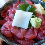 寿司吉 - たっぷりまぐろにアクセントの白いイカが映えます