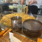 Kawasemi - 店主さんが大量の焼きそばを先に炒めてます