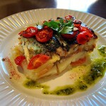 カネ保水産 - 鱈とジャガイモのラザニア　あっさりながら、バジルソース効いてうまし。