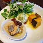 カネ保水産 - ランチの前菜　貝のマリネ、カボチャワイン煮、豆苗サラダ、青海苔のゼッポリーニ