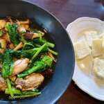 カネ保水産 - 牡蠣と菜の花のアヒージョ。　旨すぎる。　パンをおかわりしてソースもすっかり頂いた。