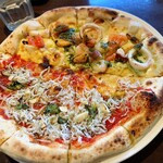 カネ保水産 - シラスのマルゲリータとシーフードのハーフ&ハーフピザ