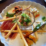 カネ保水産 - 前菜5人前　左端生ハム柔らかくて旨いから時計回りで、　不動の人気カボチャのワイン煮、鶏ササミのクリーム和え　大根と人参のラペ　シーフードマリネ。　真ん中のグラスはマグロのすき身と山芋。ケッパー風味。
