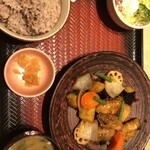 大戸屋 - すけそう鱈と野菜の黒酢餡 五穀米（少なめ） たっぷり野菜の麦味噌汁