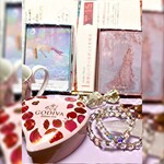 GODIVA Bakery ゴディパン 本店 - おうちカフェです♪久しぶりにブレスレットを作り直す。飼い猫のめいちゃんがブレスレット作りをすると遊びたくらるらしい笑GODIVAキューブミニハート缶はブレスレット入れ笑