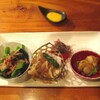 Sushi Tesaku - 前菜四点盛り ： ① キノコと小松菜のお浸し、良いお出汁にシャキシャキな小松菜が良いですネ！　② 白魚の唐揚げ、そのままでも美味しいですが 別皿の玉子の黄身ソースでいただきます。　③ 帆立の葱ソース、　④蛍烏賊の葱焼き味噌に パプリカのピクルスが添えられています。