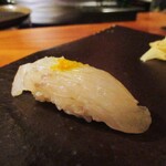 SUSHI てさく - 平目 ： 塩檸檬と柚子が香ります。 良い塩味に幸せ感じます。