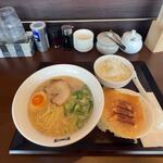 ラーメン食堂 - 豚骨らーめん630円＋Aセット白めし餃子3個250円