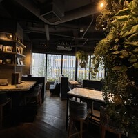 W Yokohama The Wine Hall - シックな店内