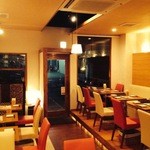 チーズ & ワイン みんなのイタリアン - 雰囲気のある居心地の良い店内