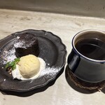 カフェと暮らしの雑貨店 fumi - チョコレートケーキとコーヒー