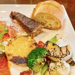 Bistrot cachette - ポテトのカダイフ包み、温野菜、キッシュ