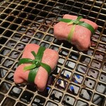 うし松 - うし松名物”縛りタン”中にネギが詰まっていて、とっても美味しい！事前予約必須のメニュー。