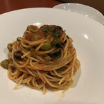 ラ ノッテルーナ - アンチョビ・ケイパー・オリーブのトマトソーススパゲティ 1,450円