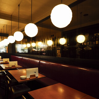 The interior of the store is decorated with indirect lighting that gives you a Japanese atmosphere.