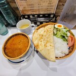 インドカレー フジヤ - チキンカレーBセット、ハーフナンとハーフライスにサラダ、ゆで卵、豆スープ付き、950円