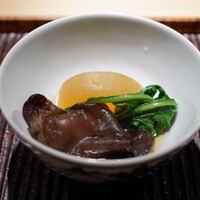 豊後もん 江とう - ◆炊き合わせ
                  豊後牛サーロイン、生キクラゲ、大根、春菊、豊後軍鶏の半熟卵
                  大根を入れることでおでん風に仕立てたヒトサラ。