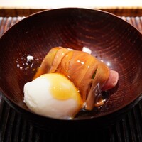 豊後もん 江とう - ◆すき焼き
                豊後牛サーロイン、豆腐、森農園の豊後軍鶏の半熟卵、ニラ
                卵をガッツリ混ぜて頂きます。