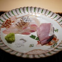 豊後もん 江とう - ◆お造り
                柵の状態で感じる大きな個体の真鯛。
                そして佐賀関の関アジは朝採れという抜群すぎる鮮度を誇る。
