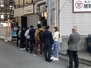 横浜中華そば 維新商店 - 11時55分の外の並び様