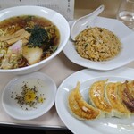 点心 - ラーメン・半チャーハン 650円 餃子 300円