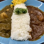 エピタフカレー - ホタテとほうれん草のサグカレーとポークビンダールMARKⅡ