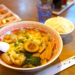 小籠包の王様 華星 - 肉汁ワンタン麺（醤油）　990円　+　小ライス　180円