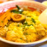 小籠包の王様 華星 - 肉汁ワンタン麺（醤油）　990円　+　小ライス　180円