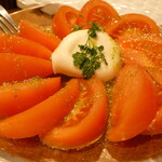 KOBE YAKITORI STAND 野乃鳥 - ブッラータチーズと冷静トマトのサラダ
