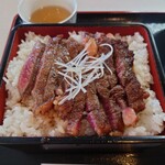 Wafuu Sutekihausu Ando Youshoku No Misei Mai - 霜降り肉ではないけれど
                        赤肉の旨味はあり
                        味わいに変な癖も嫌味もなく美味しい味わい
                        
                        醤油と軽く味醂のような甘味感
                        野菜とニンニクの旨味を感じるステーキソースに
                        ステーキを潜らせてあるのかな❔