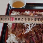 和風ステーキ&洋食の店 いまい - スケール出して撮影してみたけれど
            肉から離れていると、正確な数字にはならない❔(笑)
            
            厚さは6mm程度と薄めで
            表面を焼かれてて中はレアとなり
            
            ■ミディアムレア〜レアな焼き加減