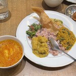 Karapincha - 海老カレーとスリランカ米　　添えの豆煎餅が絶品、豆煎餅だけお代わりしたかった　味は全体的に薄味、ピリ辛具合が私的にはバッチリ