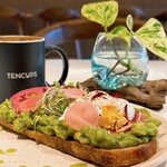 TENCUPS - YUZU-AVO TOASTとカフェラテ