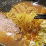 白熊ラーメン - 麺はツルリとしてモッチリ食感。