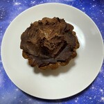 手作りパン・洋菓子 アルムの森 - 厚めクッキーに中はパウンドケーキ系生地とナッツ。生チョコは表面のみ。クッキーが強めの見た目より軽い