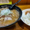 牛もつラーメン 白黒