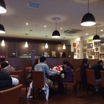 オン ディッシュ - 席の感覚が広い