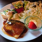 cafe neve - 令和6年2月 ランチタイム(11:30〜14:30)
日替わりランチ 税込700円
鯖カレー煮、サラダ、小鉢、フルーツ、ご飯、スープ