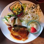 cafe neve - 令和6年2月 ランチタイム(11:30〜14:30)
日替わりランチ 税込700円
鯖カレー煮、サラダ、小鉢、フルーツ、ご飯、スープ