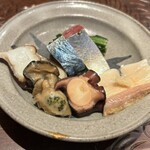 天ぷら たけうち - 対馬の〆さば、タコの燻製、牡蠣のオイル漬け、ミンククジラ
