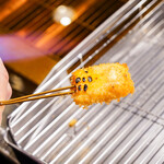 創作酒場 串カツ COCORO - 盛り付けている手元