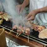 黙々と素早く炭焼きで。