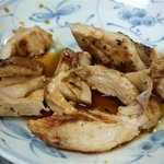 八栄亭 - 骨付きもも焼き（切られて出されているの図）