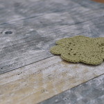 かねよ食堂・カフェ・アートスタジオ - テーブルとコースター