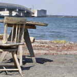 かねよ食堂・カフェ・アートスタジオ - この置き晒しのイス良かった