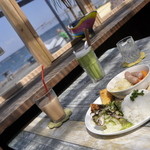 かねよ食堂・カフェ・アートスタジオ - ランチをサンルームのような席で